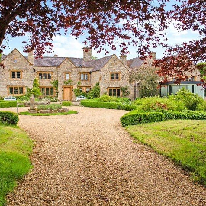 Unique family home in the north Cotswold village of Dorsington. - Photo 1