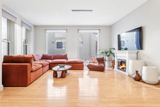 Stylish Beachfront Apartment – In the Heart of Henley Beach - Photo 1