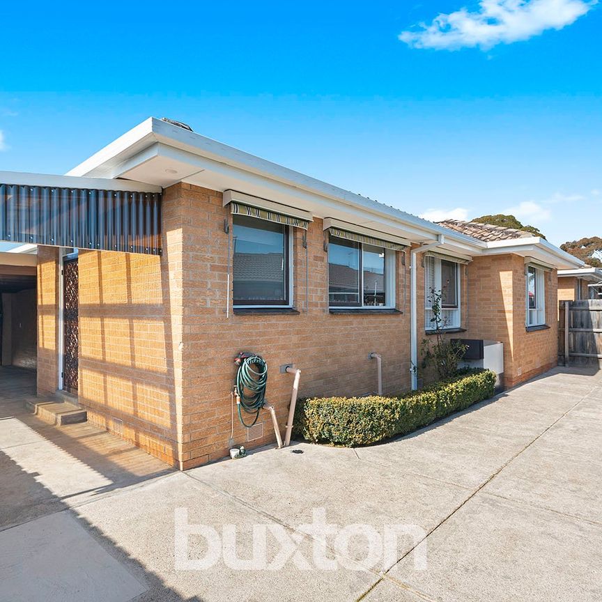 LARGE 3 BEDROOM HOME AT REAR OF THE BLOCK! - Photo 1