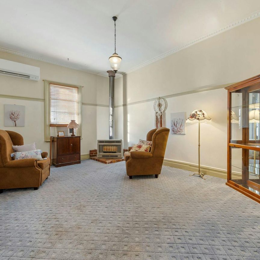 Discover the Perfect Ararat Location – Bright 3-Bedroom Home with High Ceilings - Photo 1