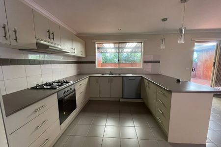 7 Short Road, Hampton Park VIC - Photo 3