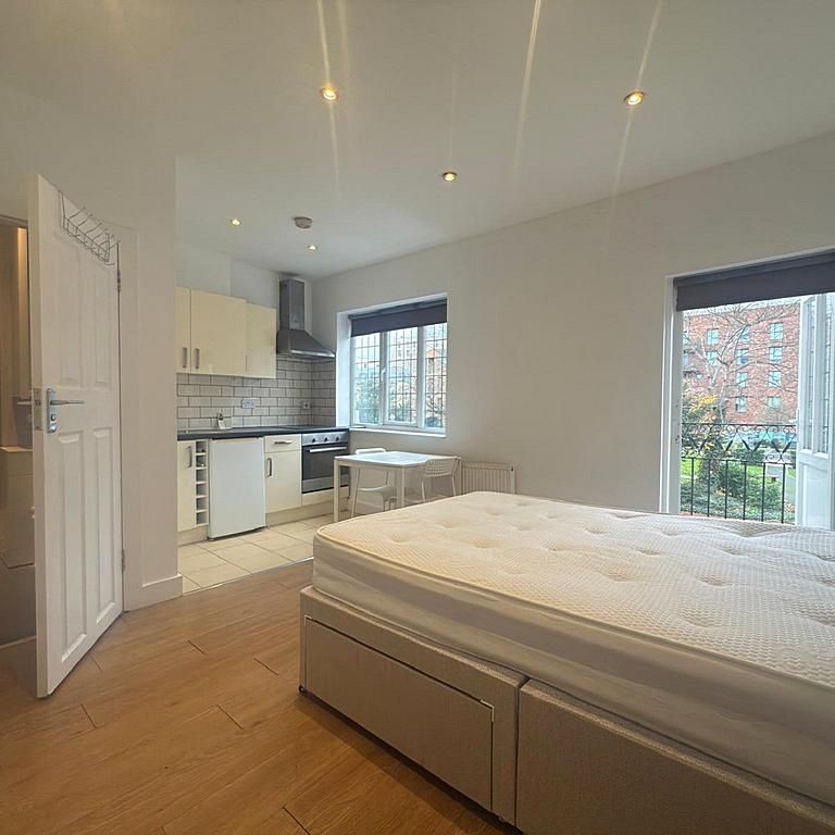 Lampton Road, Hounslow, TW3, Middlesex - Photo 1