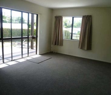 Enjoy the best that this handy Hillcrest location has to offer. - Photo 4