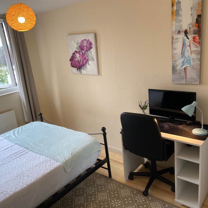Room 2, 1 Windsor Close, GU2 7QU - Photo 1