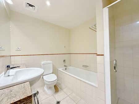 Spacious Bedroom in CBD - Photo 2