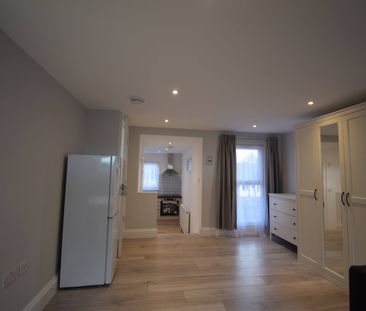 Self contained studio flat close to east ham station- 1350 pcm incl... - Photo 5