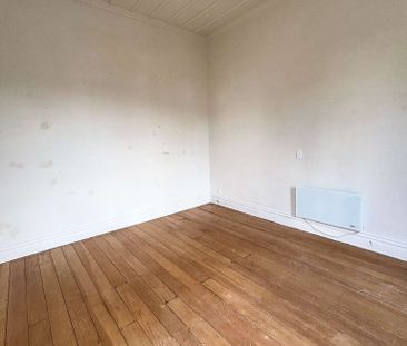 1 bedroom unit-Located short walk to shops, buses and trains - Photo 3