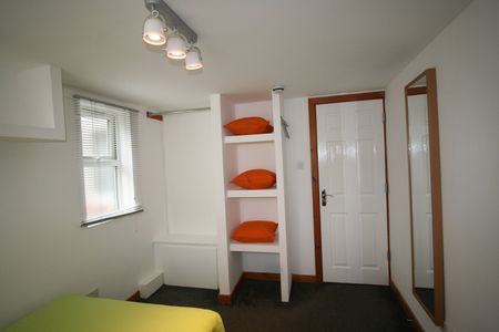 3 Bed Flat, Fairfield Court, M14 - Photo 4