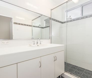 2/15 Hopkins Street, Currajong QLD 4812 - House For Rent | Domain - Photo 4