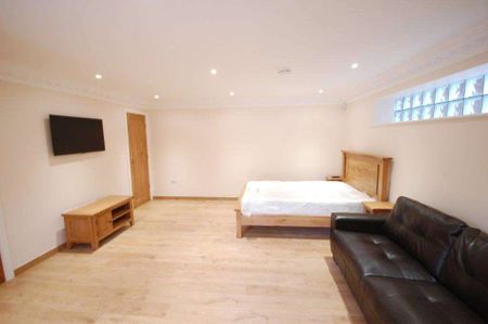 A lower ground floor studio apartment to rent under half a mile from the very heart of Reading's town centre. - Photo 3