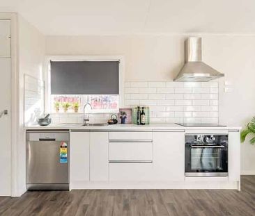 Beautiful renovated 3 bedroom home - Photo 3