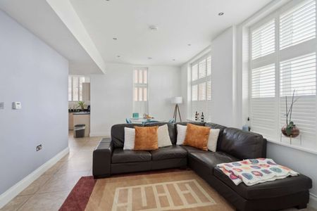 A beautifully presented three bedroom apartment situated in a sought-after gated residential development in Bushey. Available now and unfurnished. - Photo 3