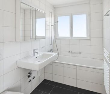 Living in a quiet neighborhood with a view - Photo 2