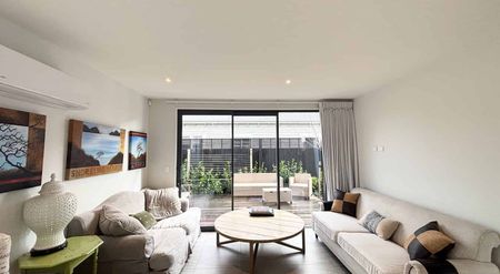 Stylish Furnished Home - short or long term! - Photo 2