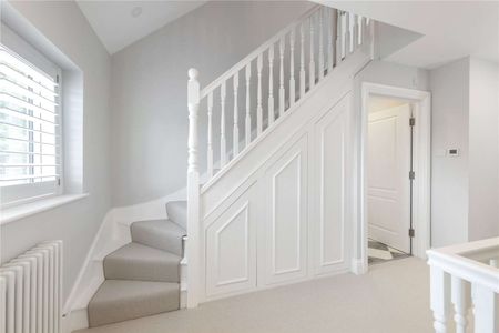 A beautifully modernised four bedroom family home, finished to an exquisite standard - Photo 2