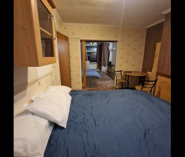 Room in a Shared House, Broomhill Road, BS4 - Photo 2