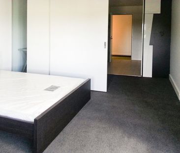 Modern and convenient student apartment near Deakin University - Photo 3