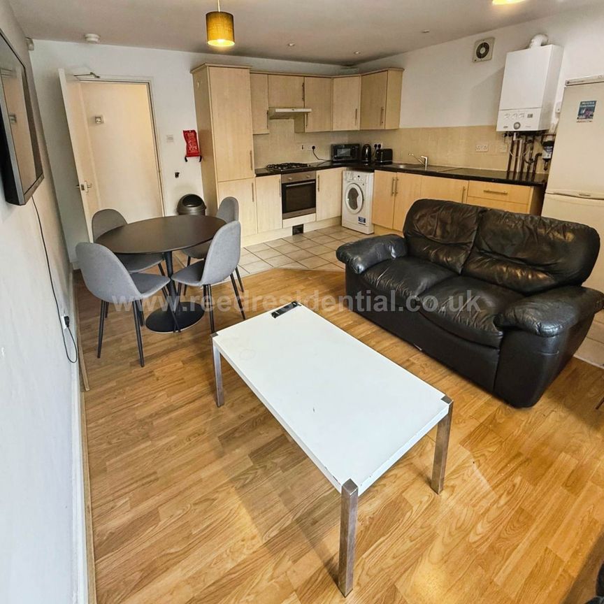 Castle Boulevard, Lenton, England - Photo 1