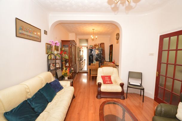 4 Bed Flat, St. Stephen's Road, E6 - Photo 1