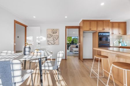 Spacious 2 Bedroom Unit – Great Location - Photo 3