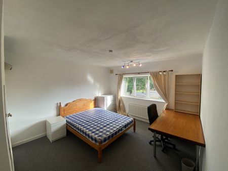 4 Bed Terraced House, Mayors Croft, CV4 - Photo 4