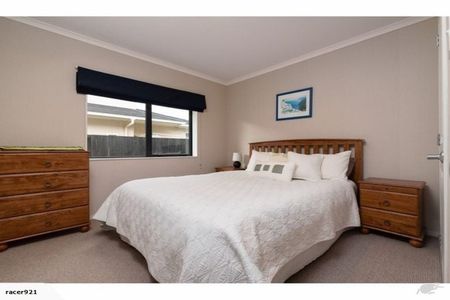 Charming 4BR Matua Retreat! - Photo 5