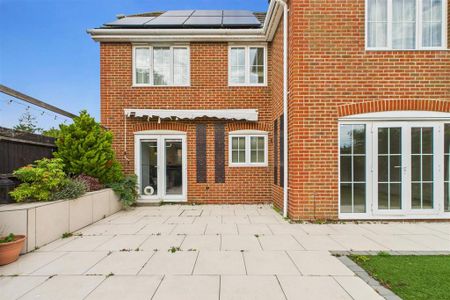 4 bedroom detached house to rent - Photo 4