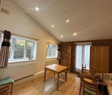 Honeysuckle Gardens, Walthamstow, E17 - Photo 1