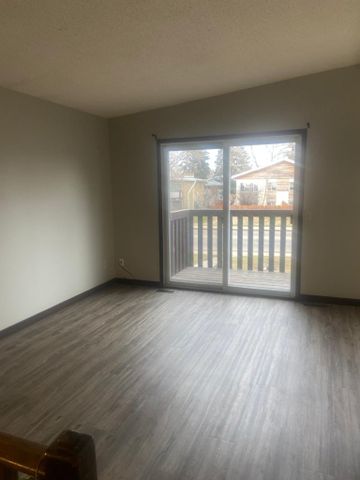 In Suite Laundry! 2 Bedroom 6-Plex in Highland Green!! - Photo 5