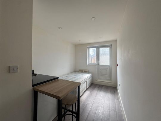 Stuart Crescent, Hayes UB3, London - Photo 1