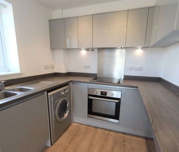 Spacious Unfurnished One Double Bedroom Apartment in Belmont Place ... - Photo 3