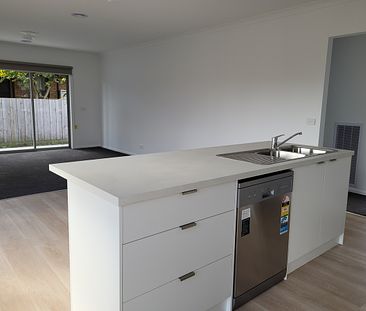 Brand new 2BR, 2BA unit, schools, shops, public transport all within walking distance - Photo 6