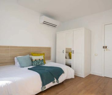 Room in a shared 12-bedroom apartment for rent in Cuatro Caminos. - Photo 5