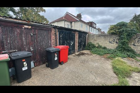 1 Bed Maisonette, Hamilton Avenue, IG6 - Photo 2