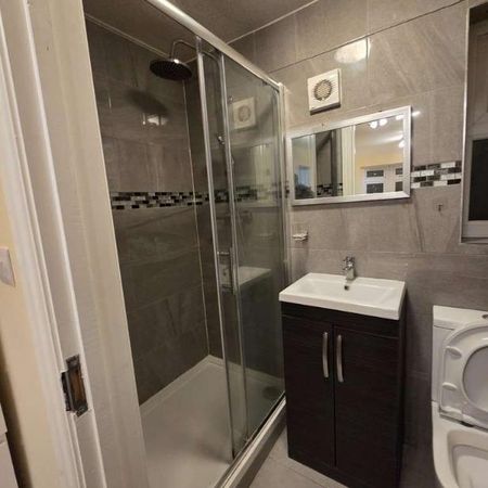 Carnforth Gardens, Hornchurch, RM12 - Photo 3