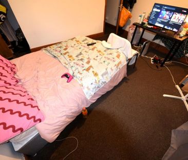 6 bedroom House in Manor Drive, Leeds - Photo 3