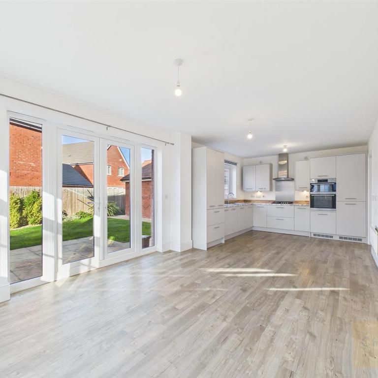 4 bedroom detached house to rent - Photo 1