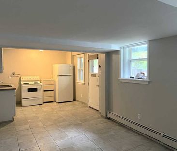 Acadia ~ Great 2 BR Main Floor Flat in Halifax! - Photo 5