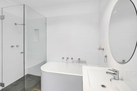 "Perfect Family Living - Close to Schools, Shops & Parks" - Photo 5