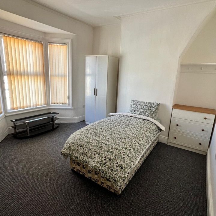 Room in a Shared House, Bellamy Road, L4 - Photo 1