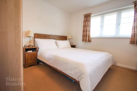 2 bedroom end of terrace house to rent - Photo 2