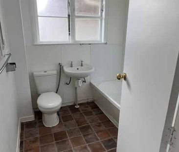 For Rent: Spacious 2-Bedroom House Papatoetoe - Photo 1