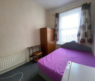 Room in a Shared Flat, Woodgrange Road, E7 - Photo 4