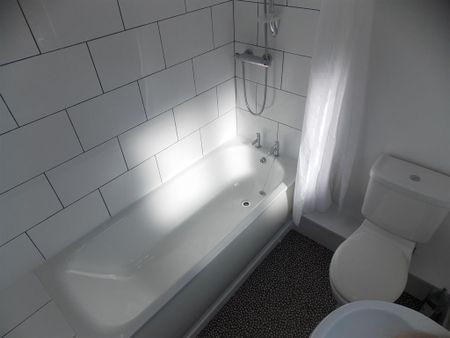 2 bedroom private hall to rent - Photo 3