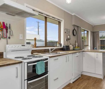 Charming Two Bedroom Unit - Photo 1