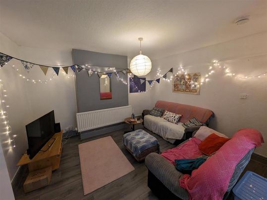 5 bedroom private hall to rent - Photo 1