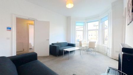 3 bedroom flat to rent - Photo 2