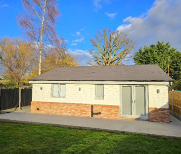 2 bed detached bungalow to rent in Southlands Road, Crays Hill, CM11 - Photo 5