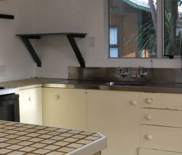 Cute Two Bedroom Cottage in Paraparaumu - Photo 2