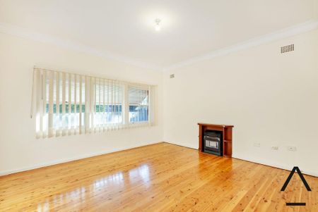 Neat & Tidy Three-Bedroom House in Kingsgrove - Photo 2